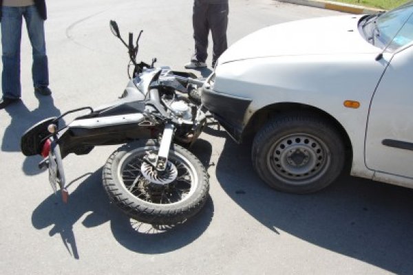 Un motociclist băut a dat cu nasul de asfalt, de la o groapă